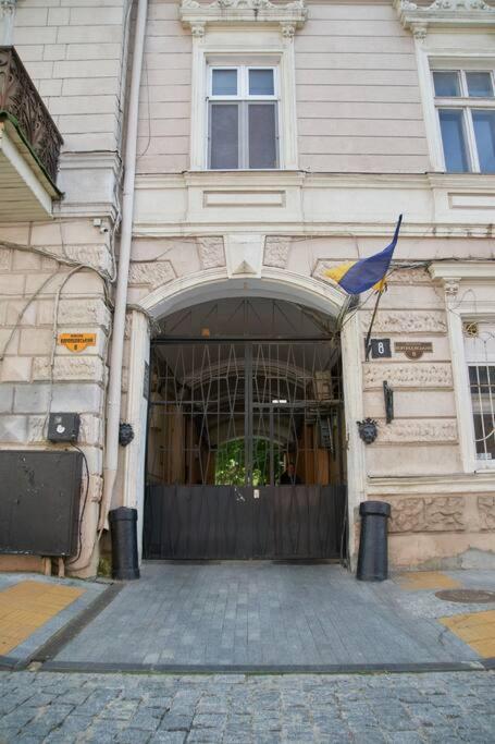 White Door Apartments Heart Of Odessa 1 Екстериор снимка